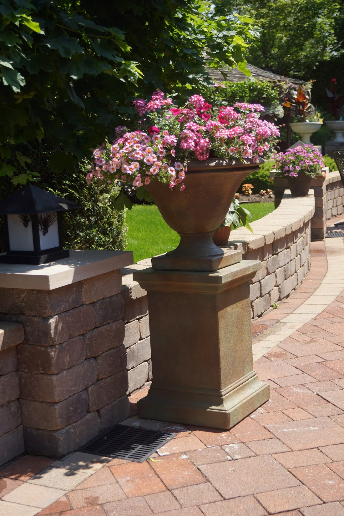 Avanti Planter Low Estate Garden Urn 25.5" Diameter - Image 2