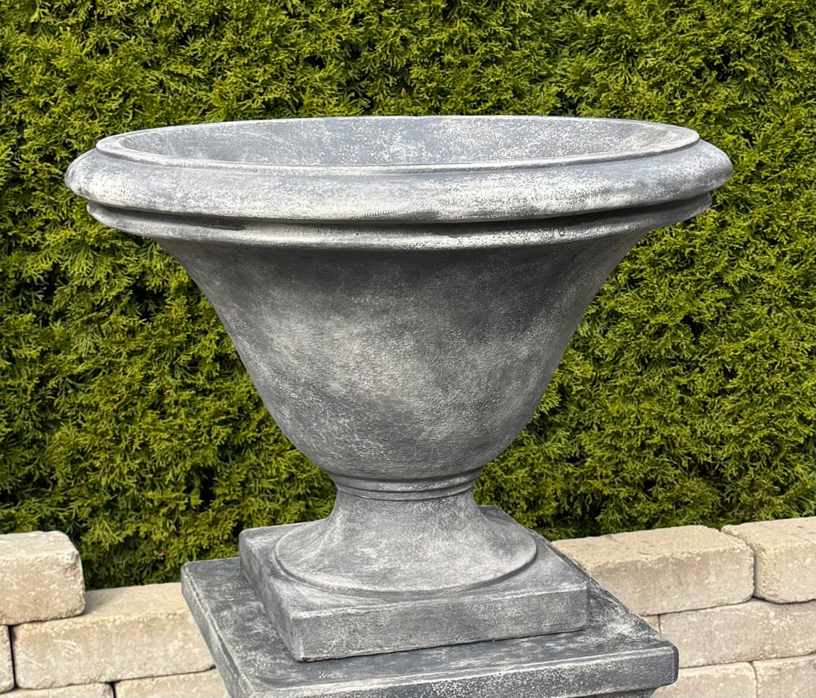 Avanti Planter Low Estate Garden Urn 25.5" Diameter