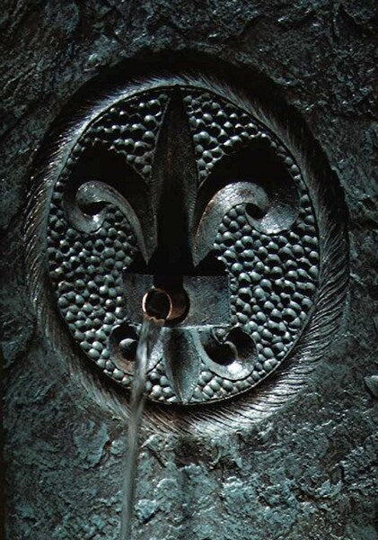 Fleur De Lys Single Spout Fountain Lighted - Image 2
