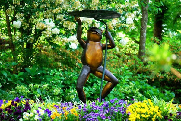Frog on Leaf Water Feature Garden Statue - Image 2