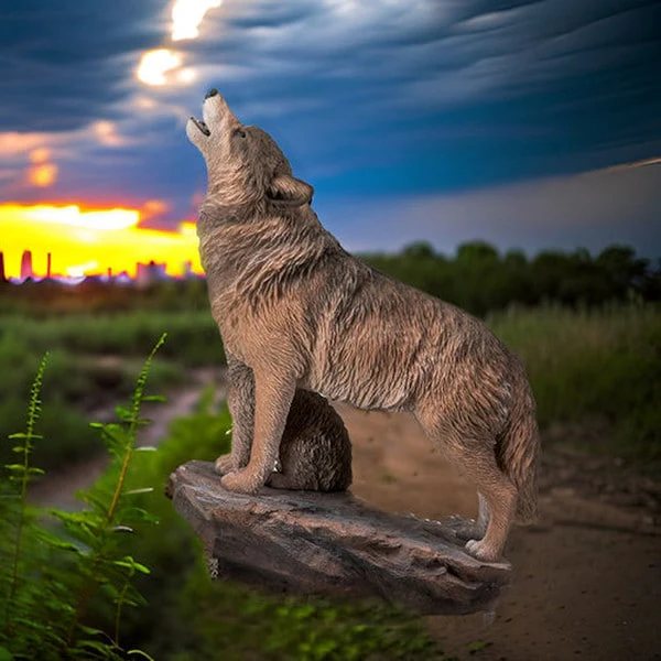 Howling Wolves Sculpture - Image 7