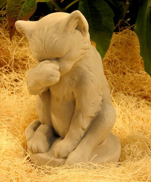 Kitten Washing Sculpture - Image 2