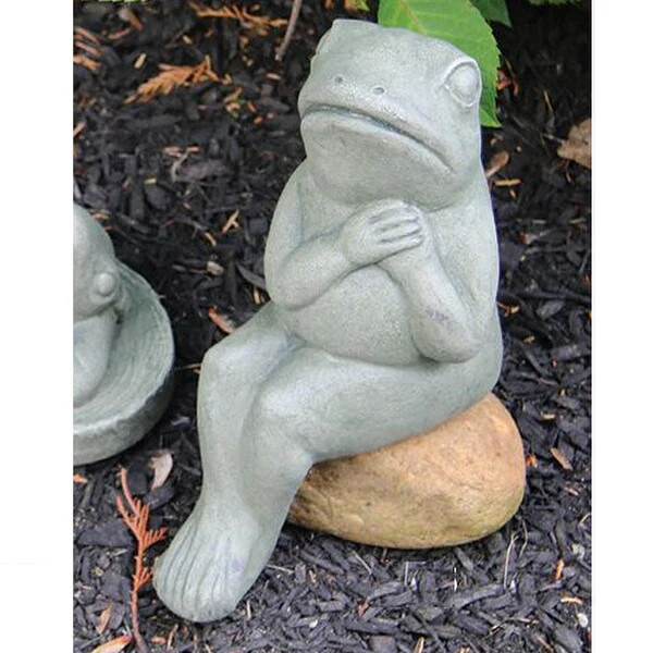 Sitting Prince Frog Wants a Kiss Statue